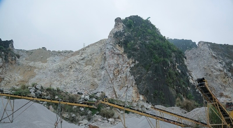 Hiện trường mỏ đá bị tạm dừng hoạt động Hiện trường mỏ đá bị tạm dừng hoạt động