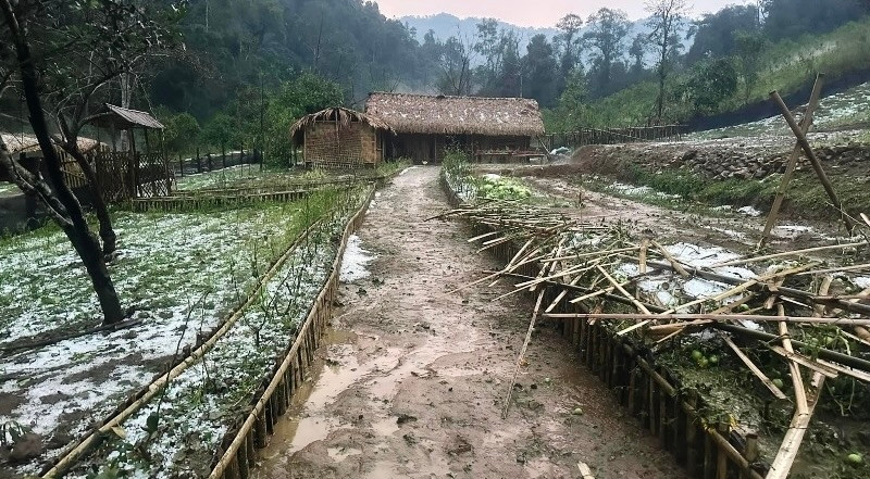 Mưa đá kèm dông lốc làm hư hỏng 2 căn nhà ở khu Ó, thôn Na Nghịu.