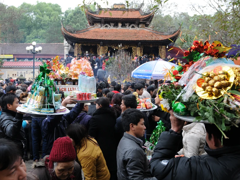 Lễ hội vẫn còn kéo dài đến hết tháng Giêng, tháng hai. Ngoài nỗ lực của lực lượng an ninh, bản thân du khách cũng phải hết sức cảnh giác khỏi bị kẻ gian lấy mất tài sản khi vào Đền dâng lễ
