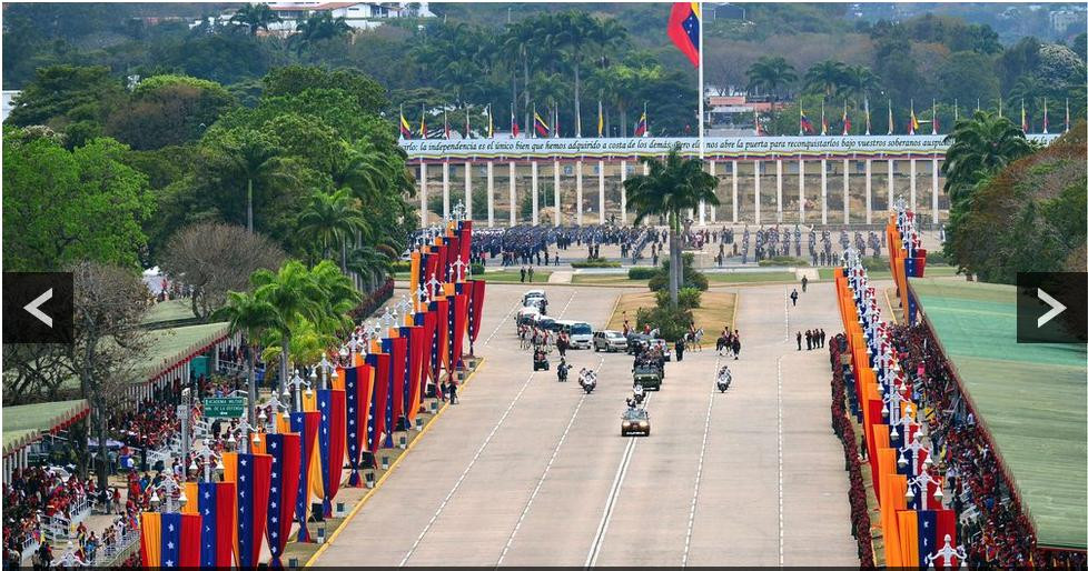 Hình ảnh tại cổng Bảo tàng quân sự chờ linh cữu cố tổng thống Hugo Chavez