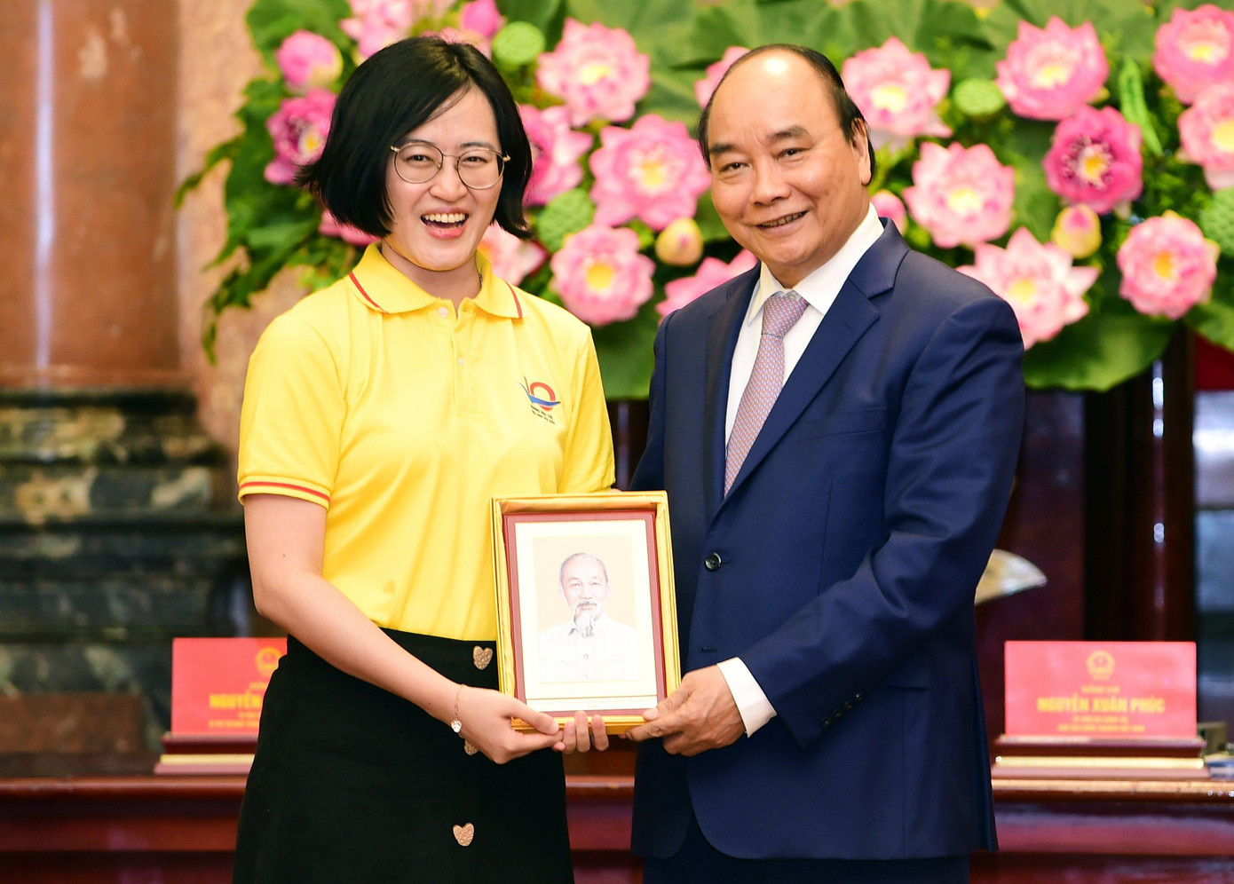 Chủ tịch nước Nguyễn Xuân Phúc tặng chân dung Chủ tịch Hồ Chí Minh cho Gương mặt trẻ Việt Nam triển vọng năm 2021- TS Bác sĩ Đào Việt Hằng. Chủ tịch nước Nguyễn Xuân Phúc tặng chân dung Chủ tịch Hồ Chí Minh cho Gương mặt trẻ Việt Nam triển vọng năm 2021- TS Bác sĩ Đào Việt Hằng.