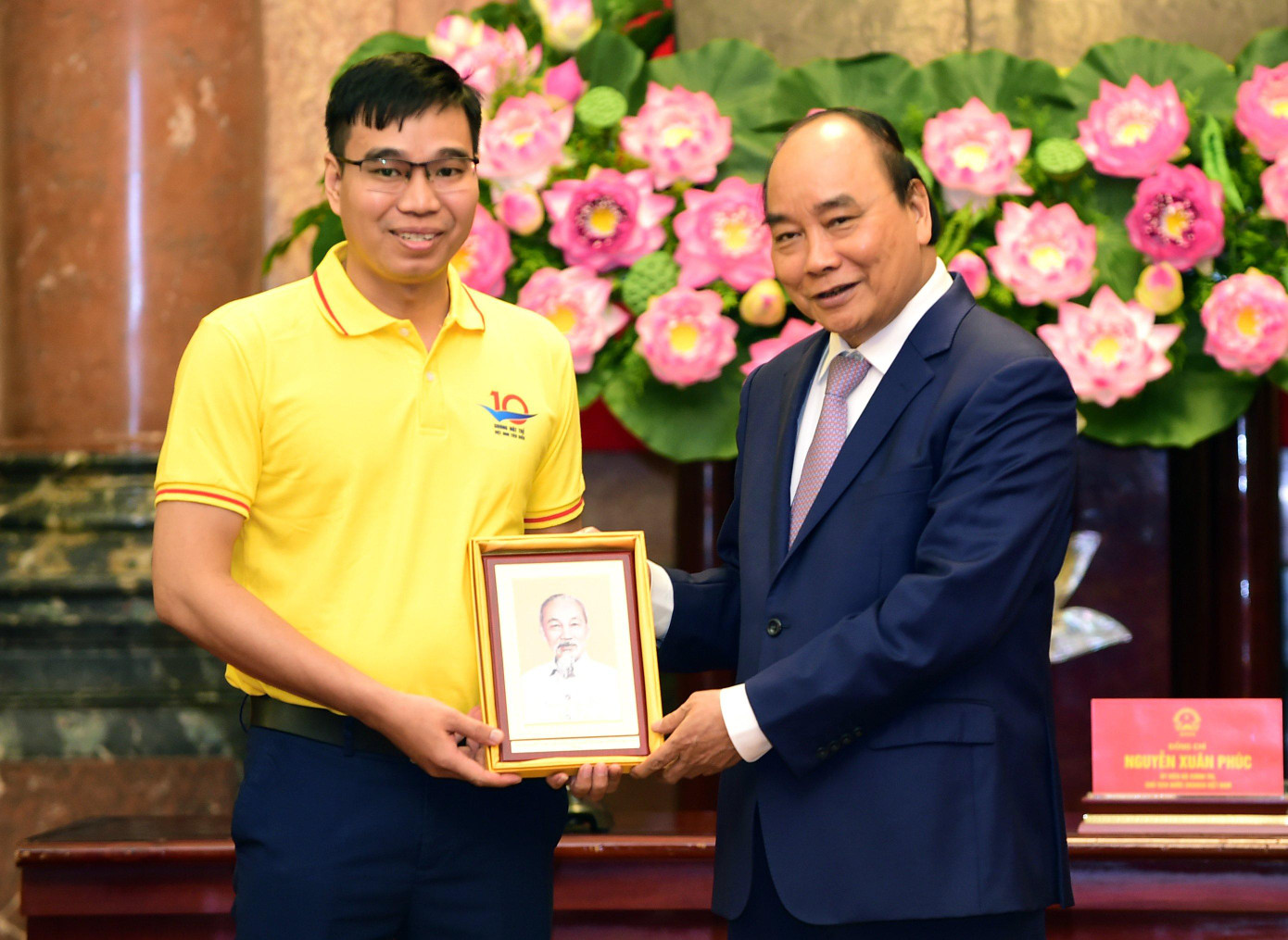 Chủ tịch nước Nguyễn Xuân Phúc tặng chân dung Chủ tịch Hồ Chí Minh cho Gương mặt trẻ Việt Nam triển vọng 2021 - Đại uý Vũ Ngọc Quỳnh. Chủ tịch nước Nguyễn Xuân Phúc tặng chân dung Chủ tịch Hồ Chí Minh cho Gương mặt trẻ Việt Nam triển vọng 2021 - Đại uý Vũ Ngọc Quỳnh.