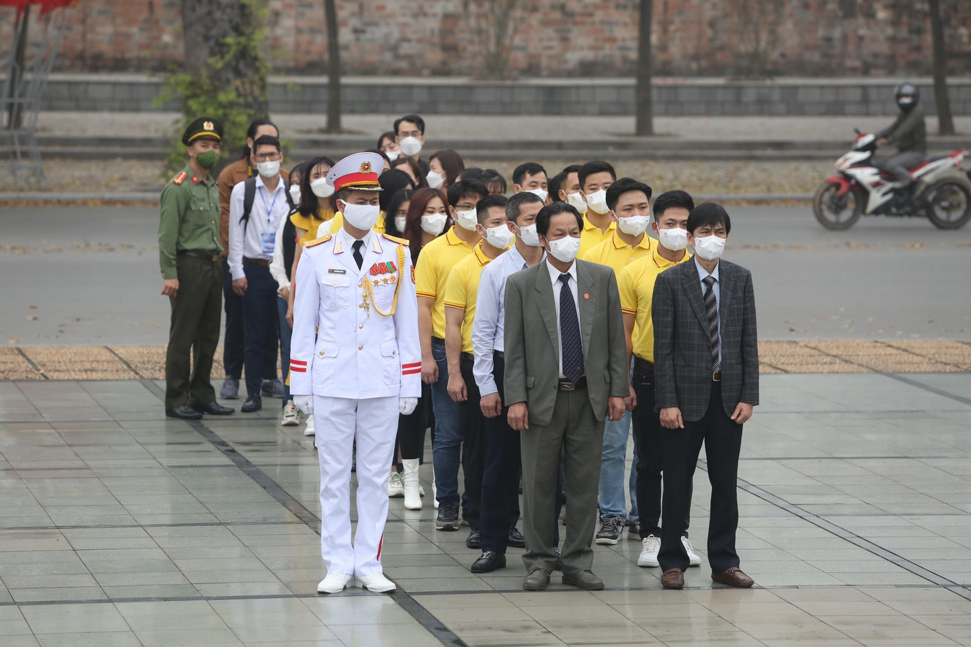 Trước khi thực hiện lễ báo công, nhà báo Lê Minh Toản, Phó Tổng Biên tập Báo Tiền Phong và nhà báo Nguyễn Huy Lộc, Ủy viên Ban Biên tập Báo Tiền Phong dẫn đầu đoàn đại biểu gương mặt trẻ tiêu biểu và triển vọng đã thực hiện dâng hương, dâng hoa tưởng nhớ tại Đài tưởng niệm Anh hùng Liệt sĩ Bắc Sơn. Ảnh: Duy Phạm