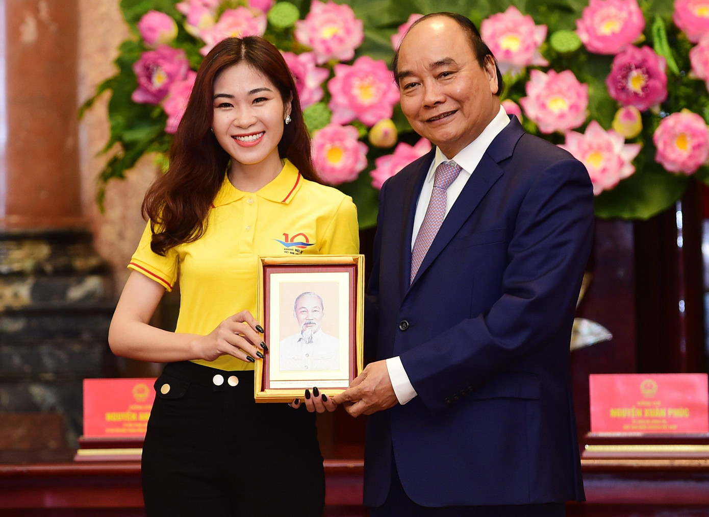 Chủ tịch nước Nguyễn Xuân Phúc tặng chân dung Chủ tịch Hồ Chí Minh cho Gương mặt trẻ Việt Nam triển vọng năm 2021 Nguyễn Thị Ngọc Hà. Chủ tịch nước Nguyễn Xuân Phúc tặng chân dung Chủ tịch Hồ Chí Minh cho Gương mặt trẻ Việt Nam triển vọng năm 2021 Nguyễn Thị Ngọc Hà.