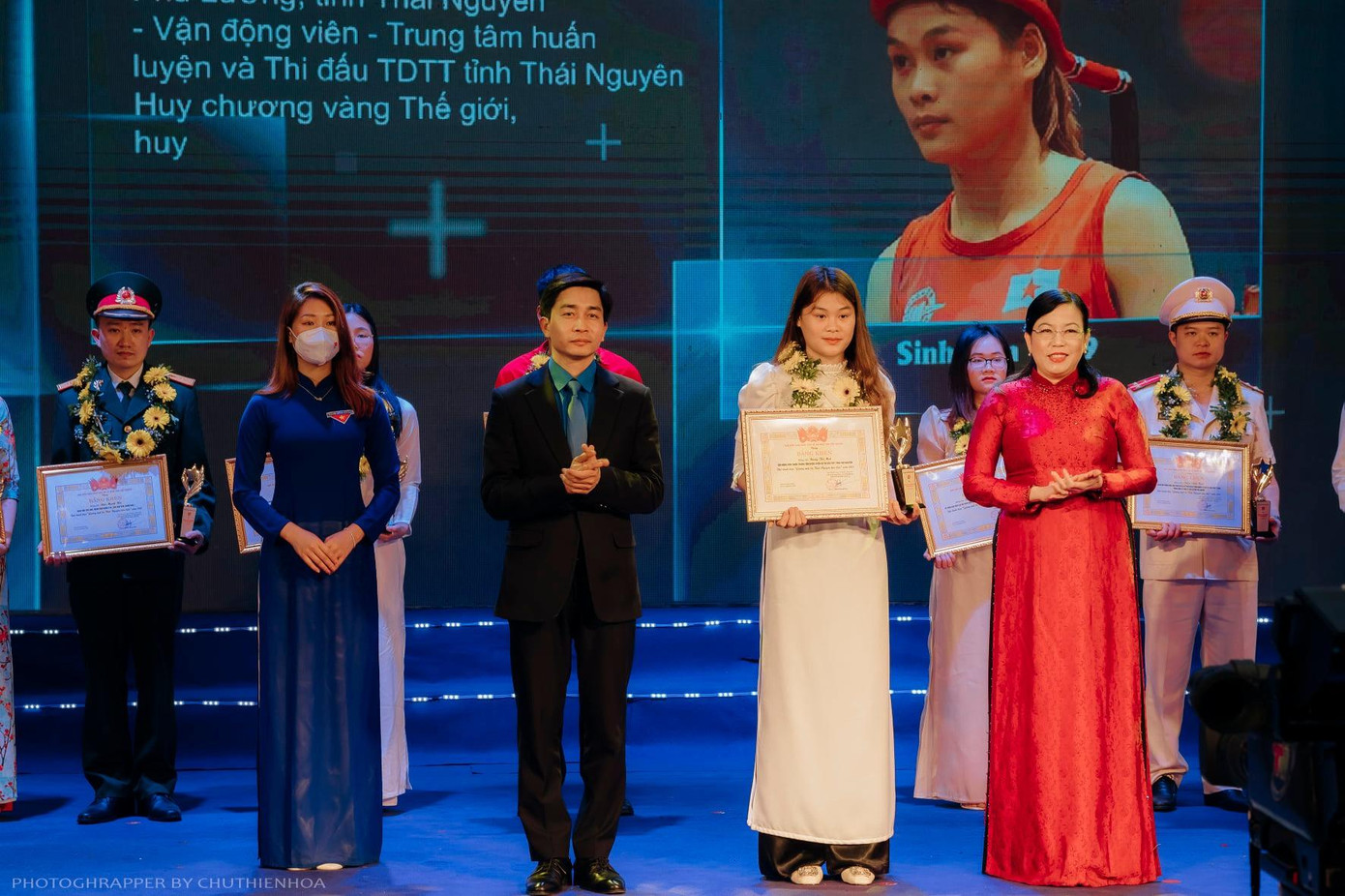 Bí thư Tỉnh uỷ Thái Nguyên Nguyễn Thanh Hải và anh Đoàn Quang Duy - Phó Bí thư phụ trách Tỉnh Đoàn Thái Nguyên trao giải cho các gương mặt trẻ xuất sắc của tỉnh.