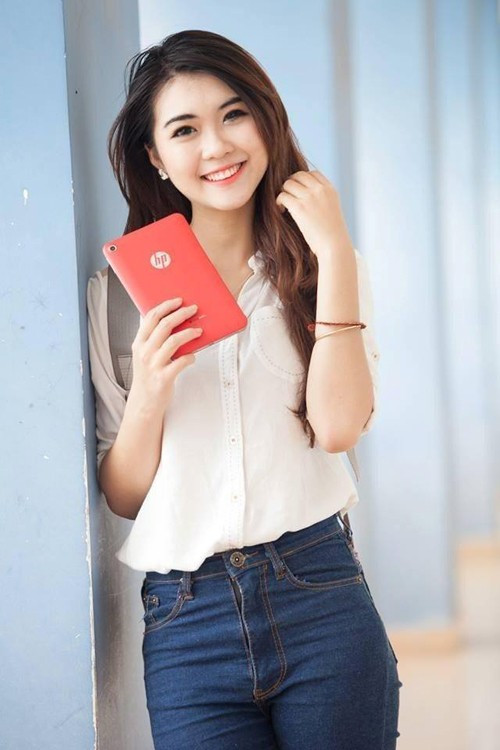 Tường Linh xinh xắn, năng động trong trang phục đời thường, cô được bạn bè yêu mến bởi sự dản dị và gần gũi của mình 