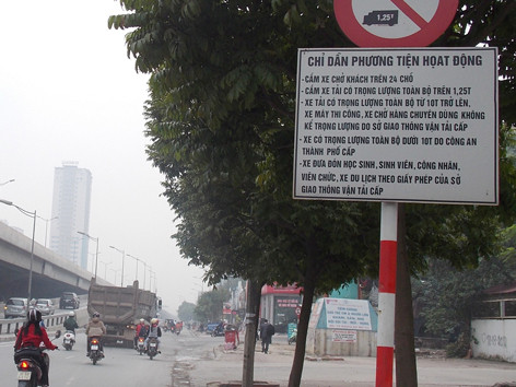 Có biển cấm và Sở GTVT Hà Nội không cấp phép xe tải đi ban ngày nhưng những ngày qua xe công trường vẫn chạy ầm ầm trên đường Khuất Duy Tiến. ảnh: Anh Trọng