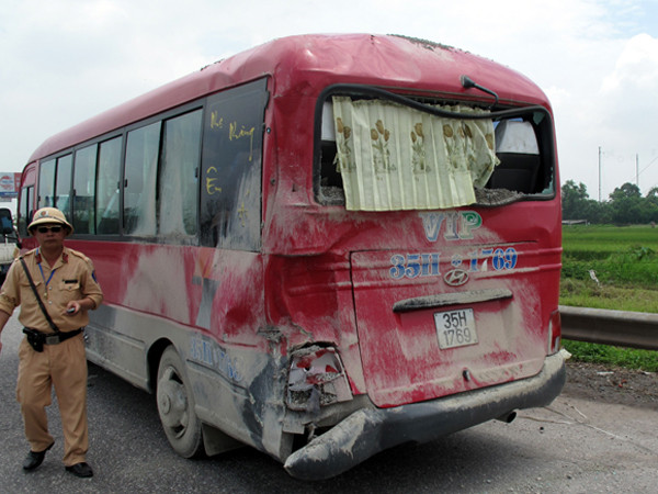 Chiếc xe khách bị hư hỏng nặng phần đuôi