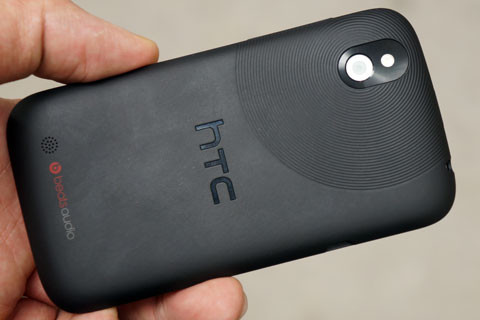 Mặt sau bám tay nhưng cũng khá dễ xước