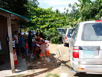 Xe cộ các đoàn rộn ràng đến Bắc Trà My sau mỗi lần động đất, nhưng vẫn không giải quyết được gì?!