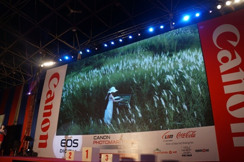 Bức ảnh chụp tại bãi sông Hồng trong chủ đề Trống vắng