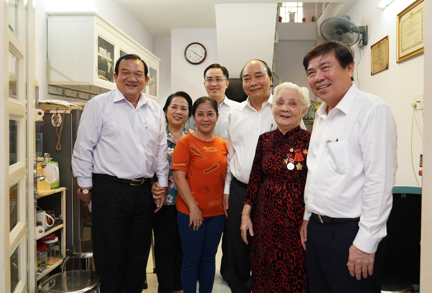 Thủ tướng Nguyễn Xuân Phúc tặng quà gia đình chính sách tại TPHCM ảnh 1