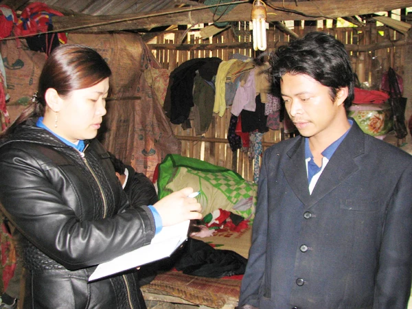 PCT xã Tuyết đi thực tế tại các nhà dân