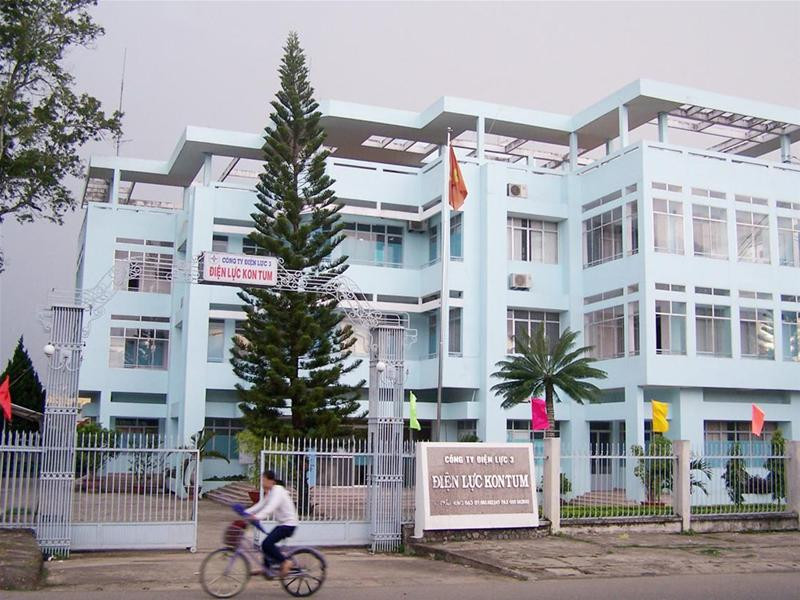 Ông Sỹ cùng vợ và hai đứa con đang xem lại hồ sơ, tài liệu, để trình bày nỗi khổ với PV Tiền phong Trụ sở Điện lực Kon Tum - nơi ông Sỹ công tác