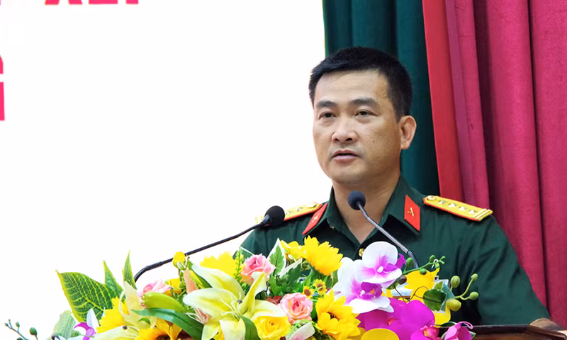 Đại tá Đoàn Sinh Hoà phát biểu tại hội nghị.