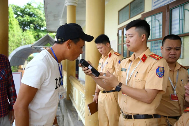 Các thí sinh phải đo nồng độ cồn trước khi vào kỳ thi.