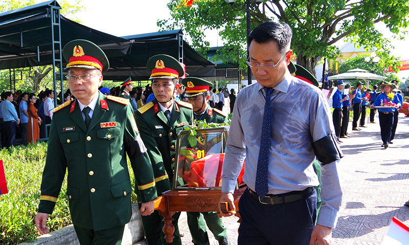 Bí thư tỉnh Uỷ và Chủ tịch UBND tỉnh Quảng Bình tham gia an táng các liệt sỹ.