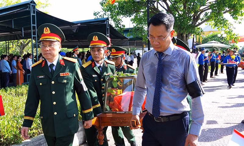 Bí thư tỉnh Uỷ và Chủ tịch UBND tỉnh Quảng Bình tham gia an táng các liệt sỹ.