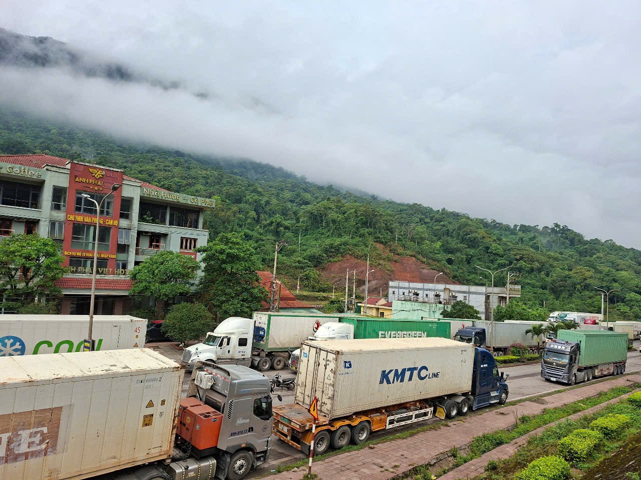 Các phương tiện ách tắc nhiều giờ tại cửa khẩu quốc tế Cha Lo.