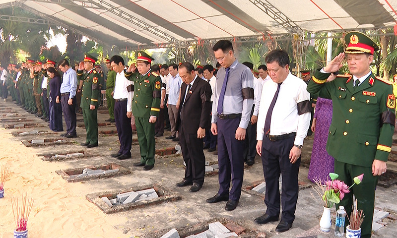 Lễ an táng hài cốt các liệt sỹ được tổ chức trang trọng.