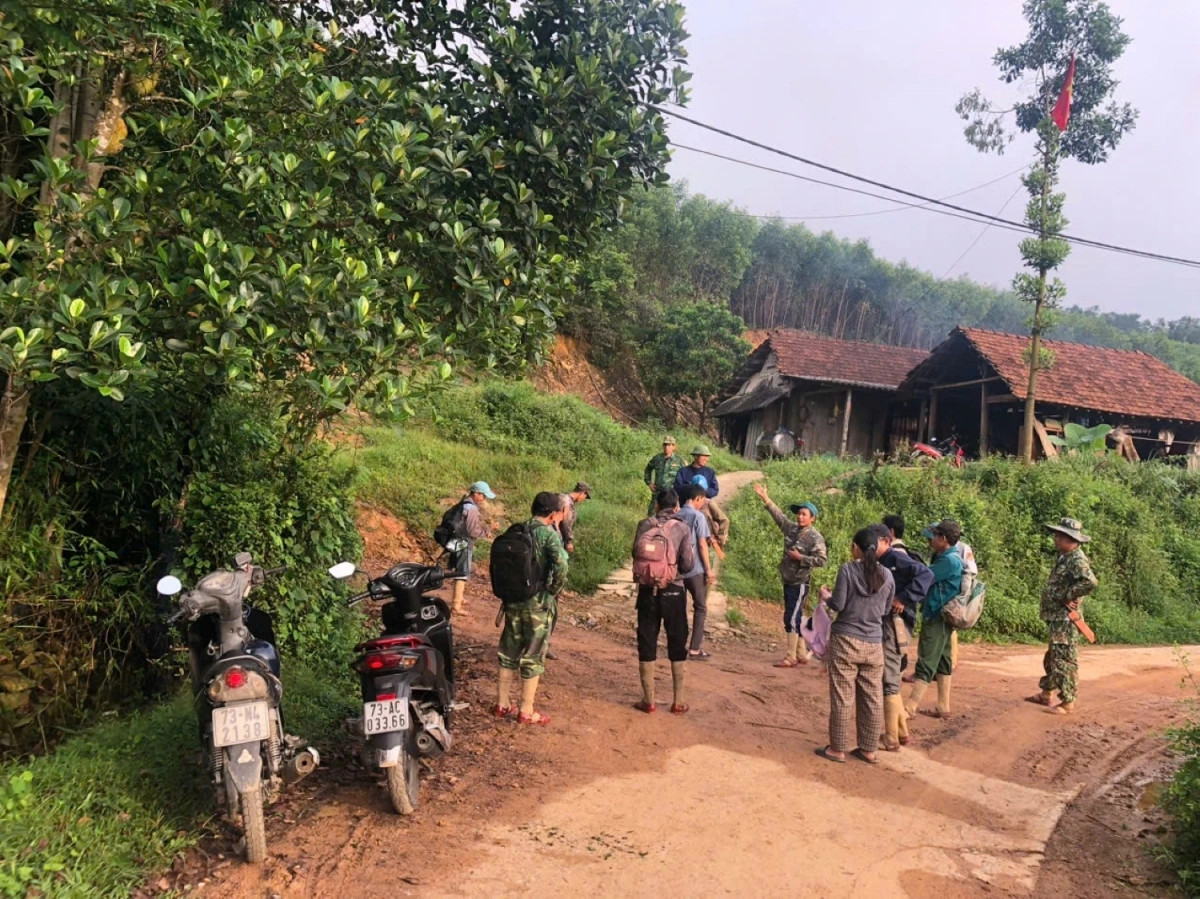 Chính quyền huy động lực lượng chức năng và hầu hết người dân trong làng tham gia tìm kiếm anh Hiệu. Chính quyền huy động lực lượng chức năng và hầu hết người dân trong làng tham gia tìm kiếm anh Hiệu.