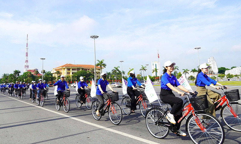 Diễu hành xe đạp qua các con phố. Diễu hành xe đạp qua các con phố.