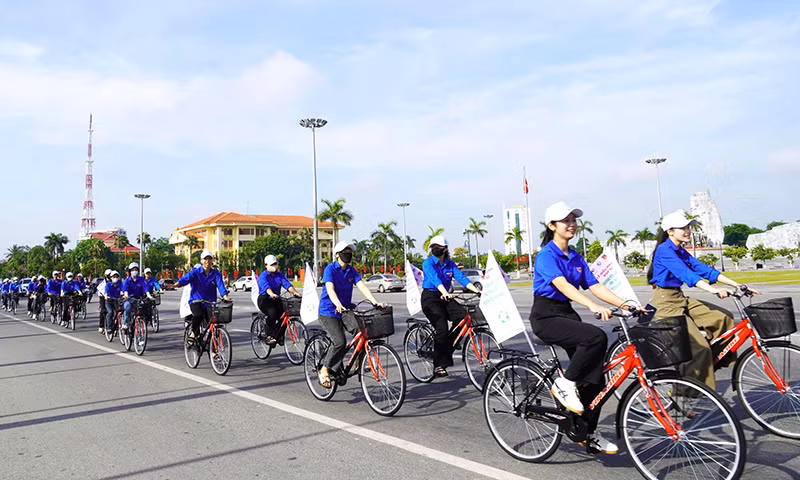 Diễu hành xe đạp qua các con phố. Diễu hành xe đạp qua các con phố.