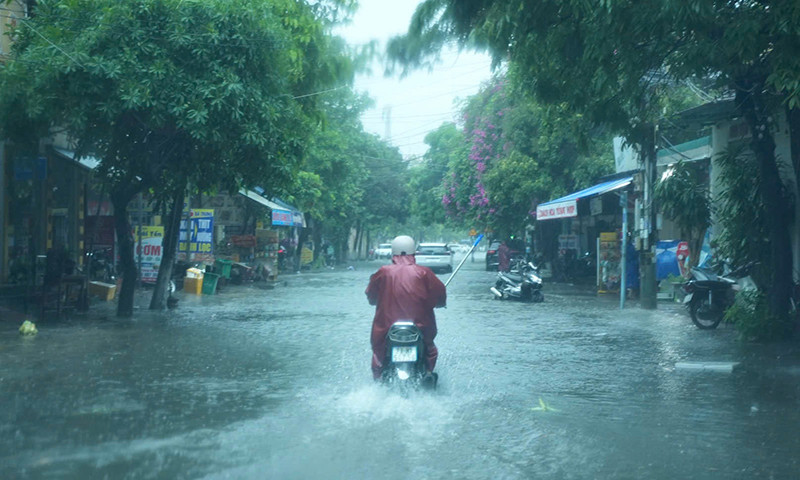 Nhiều tuyến phố tại TP. Đồng Hới ngập sâu. Ảnh: Nguyễn Lợi