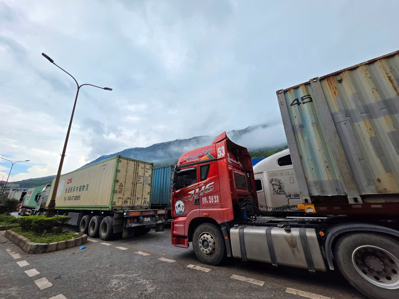 Nhiều tài xế nhịn ăn, tranh thủ ngủ trưa chờ được giải toả.