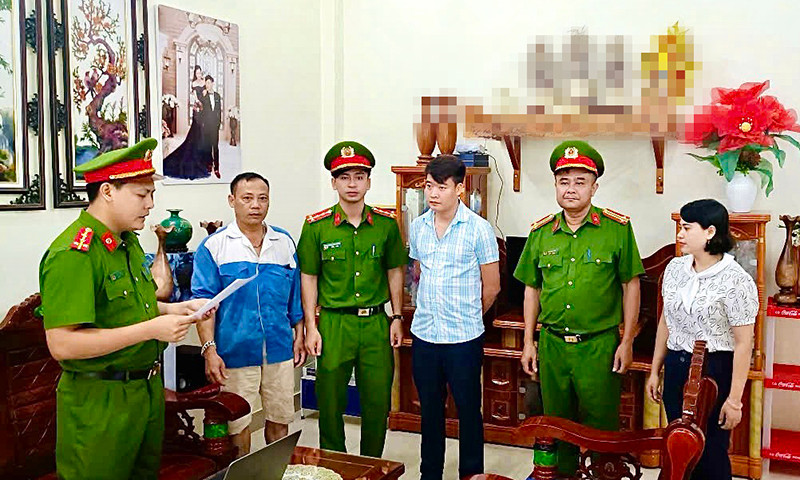 Cơ quan Cảnh sát điều tra Công an tỉnh tống đạt quyết định khởi tố, lệnh bắt tạm giam đối với Lê Quang Hải-người mặc áo sọc xanh (Chủ sở hữu Công ty CP IQ Group).