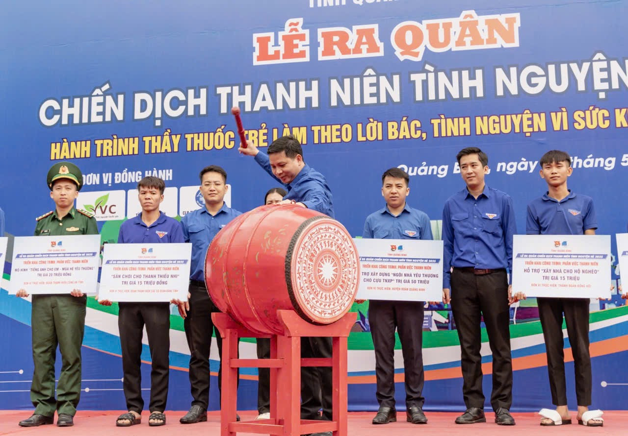 Bí thư Tỉnh Đoàn Quảng Bình Đặng Đại Bàng đánh trống ra quân chiến dịch tình nguyện hè năm 2025 vào sáng 25/5 tại xã Dân Hoá.