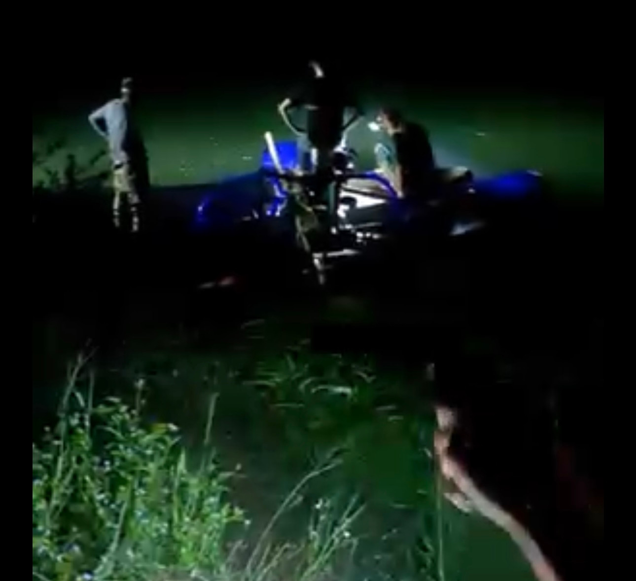 Người dân tổ chức khai quật lén lút trong đêm. (ảnh cắt từ clip). Người dân tổ chức khai quật lén lút trong đêm. (ảnh cắt từ clip).