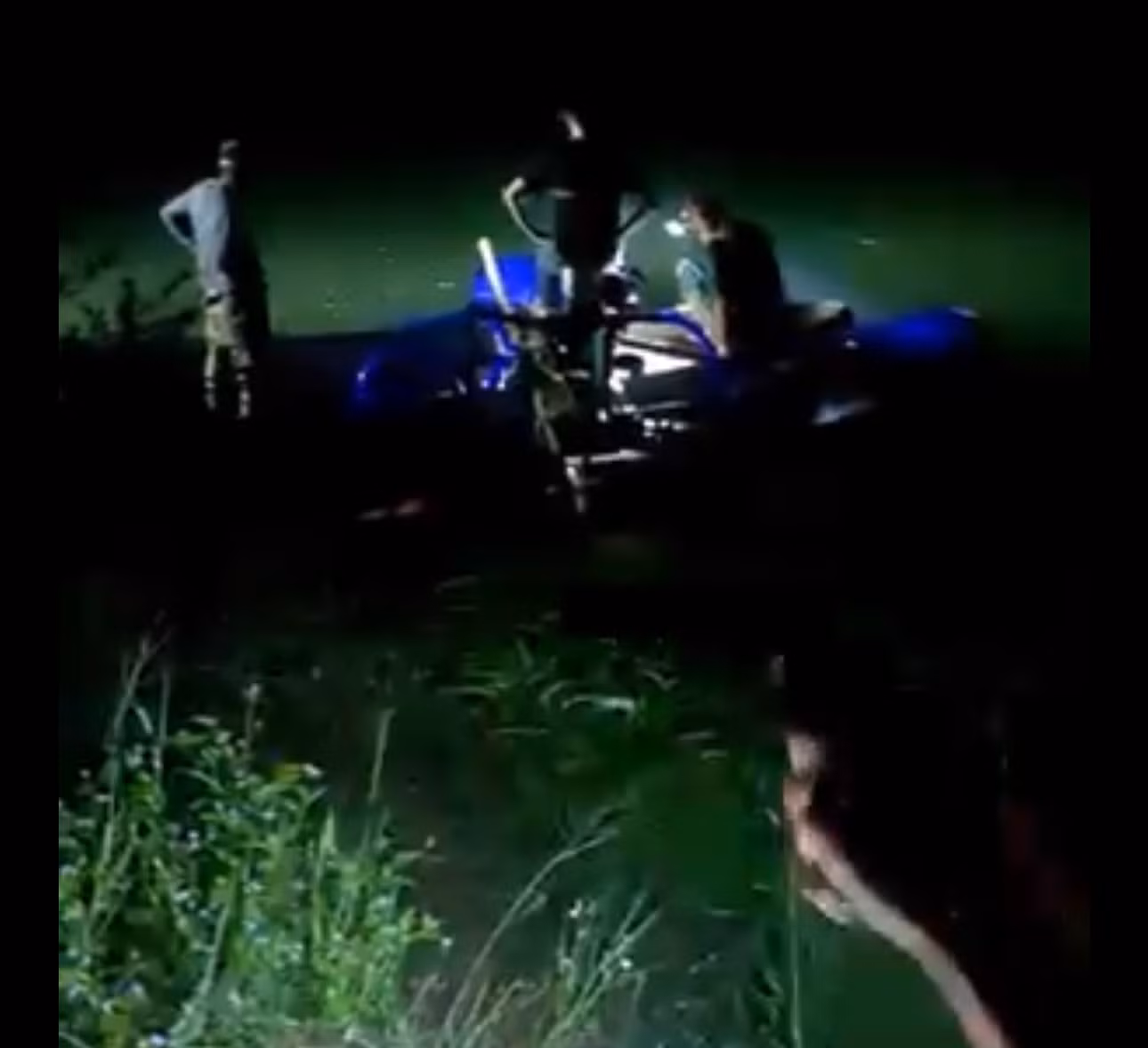 Người dân tổ chức khai quật lén lút trong đêm. (ảnh cắt từ clip).