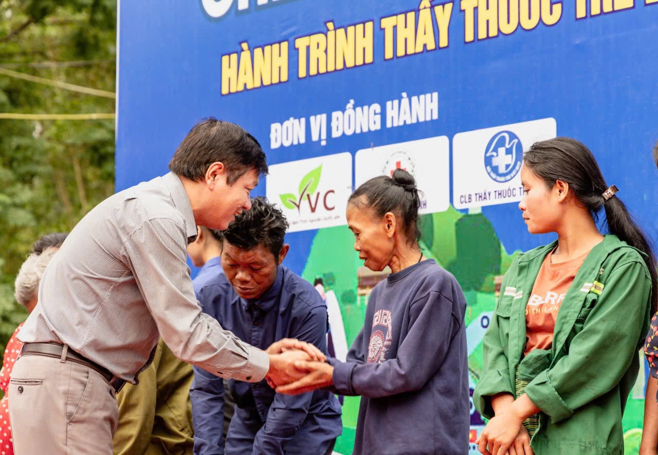 Trao học bổng và các phần quà cho học sinh và gia đình có hoàn cảnh khó khăn.