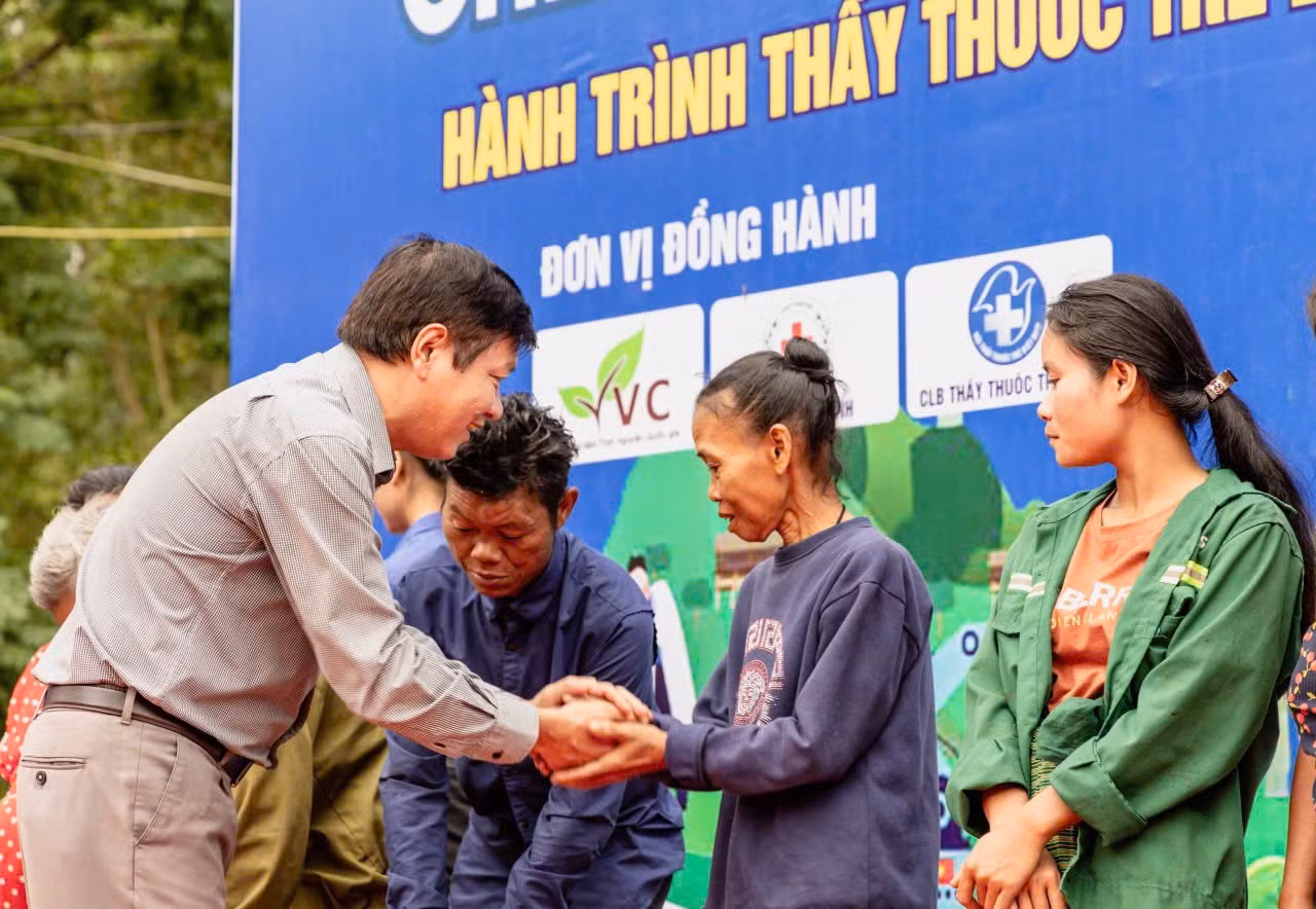 Trao học bổng và các phần quà cho học sinh và gia đình có hoàn cảnh khó khăn.