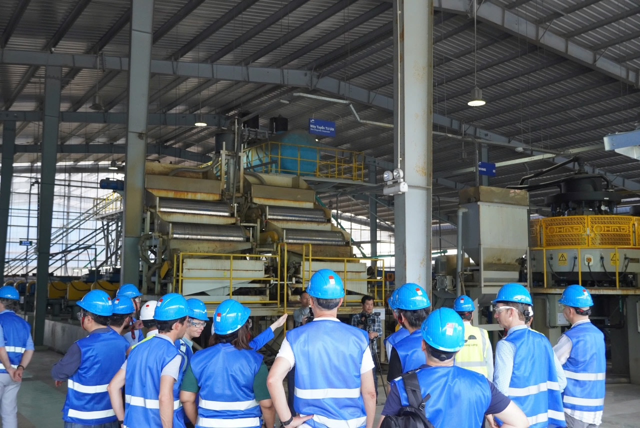 Bên trong nhà máy titan.