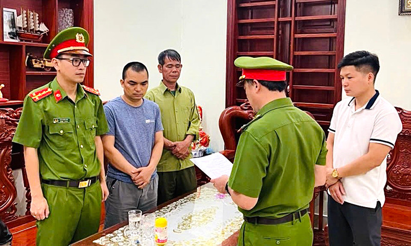 Cơ quan Cảnh sát điều tra Công an tỉnh tống đạt quyết định khởi tố, lệnh bắt tạm giam đối với Lê Thế Hải (Giám đốc Công ty TNHH cung ứng nhân lực Win Group).