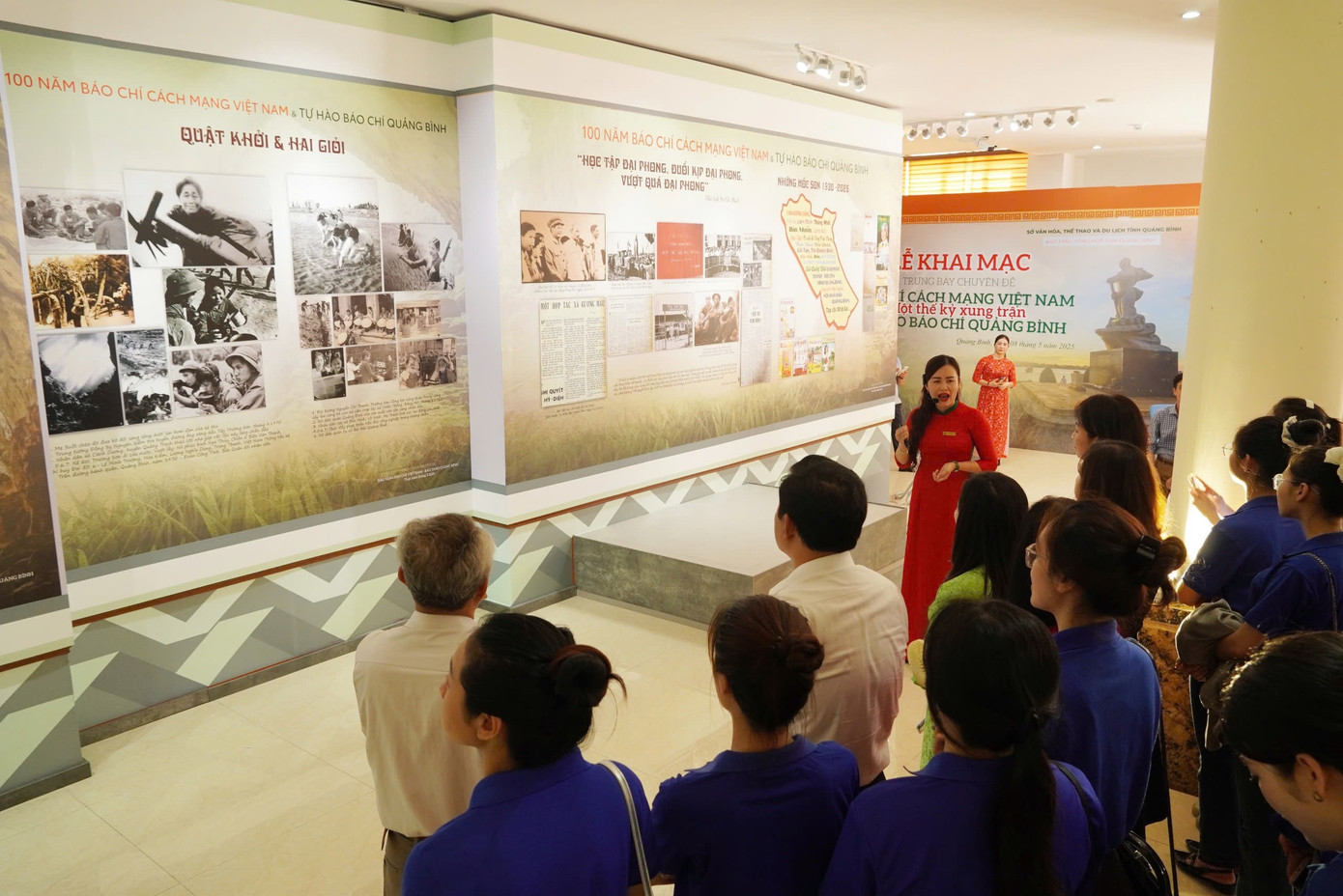 Đông đảo cán bộ và nhân dân tham quan tại điểm trưng bày.