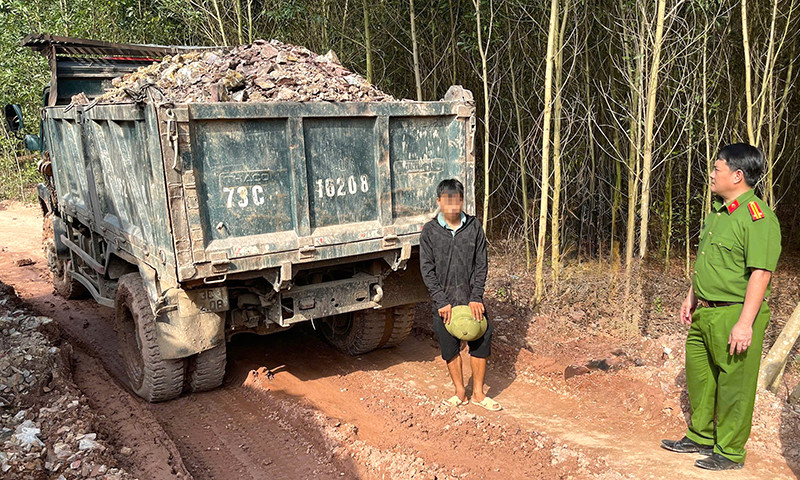 Một xe ô tô chở đất từ khi khai thác trộm bị lực lượng chức năng chặn bắt trên đường.