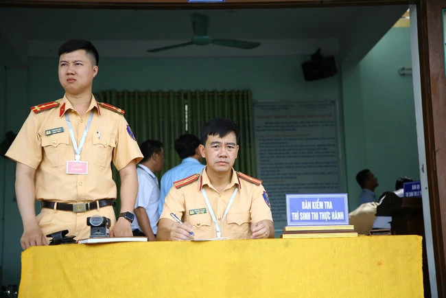 Lực lượng CSGT tiếp quản nhiệm vụ thi sát hạch.