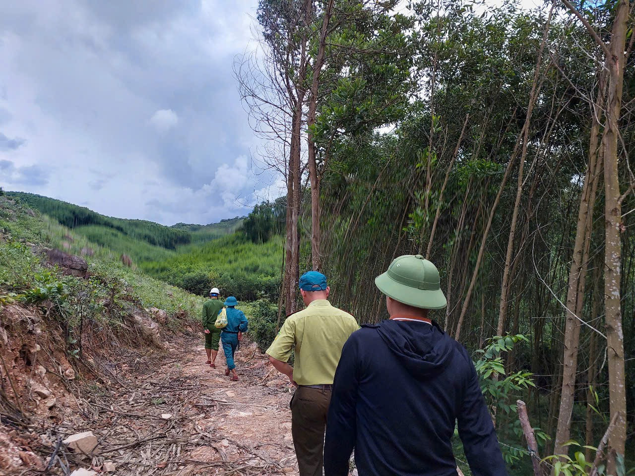 Theo chân lực lượng chức năng kiểm tra rừng ở xã Kim Hoá. Theo chân lực lượng chức năng kiểm tra rừng ở xã Kim Hoá.