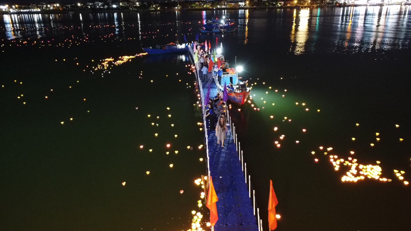 Dòng Nhật Lệ lung linh sắc màu hoa đăng.