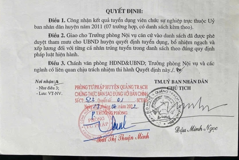 Một phần quyết định trúng tuyển của 7 viên chức trong đó có bà My của Chủ tịch UBND huyện Quảng Trạch năm 2011.