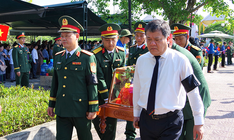 Bí thư tỉnh Uỷ và Chủ tịch UBND tỉnh Quảng Bình tham gia an táng các liệt sỹ.