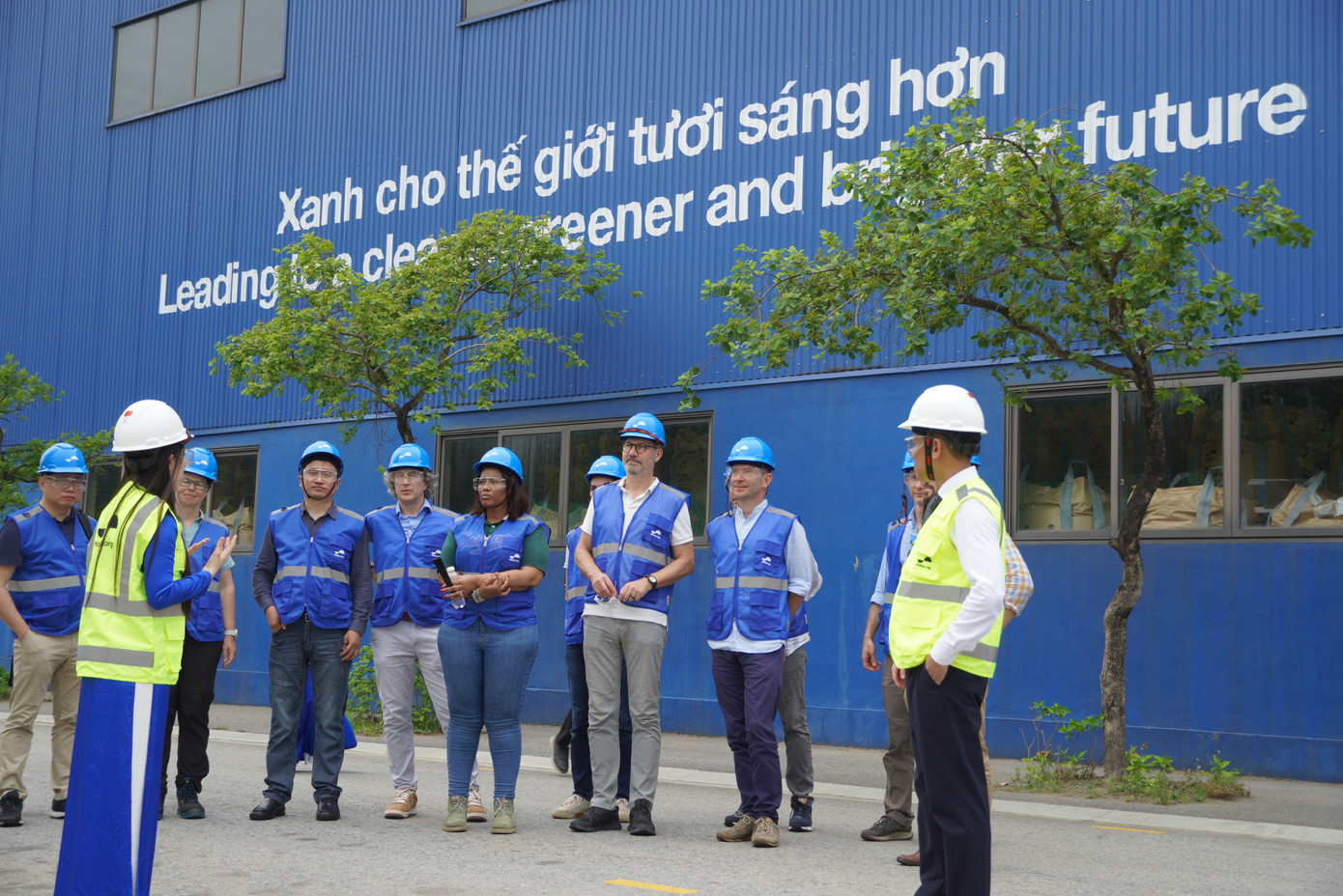 Các chuyên gia được giới thiệu tham quan nhà máy.