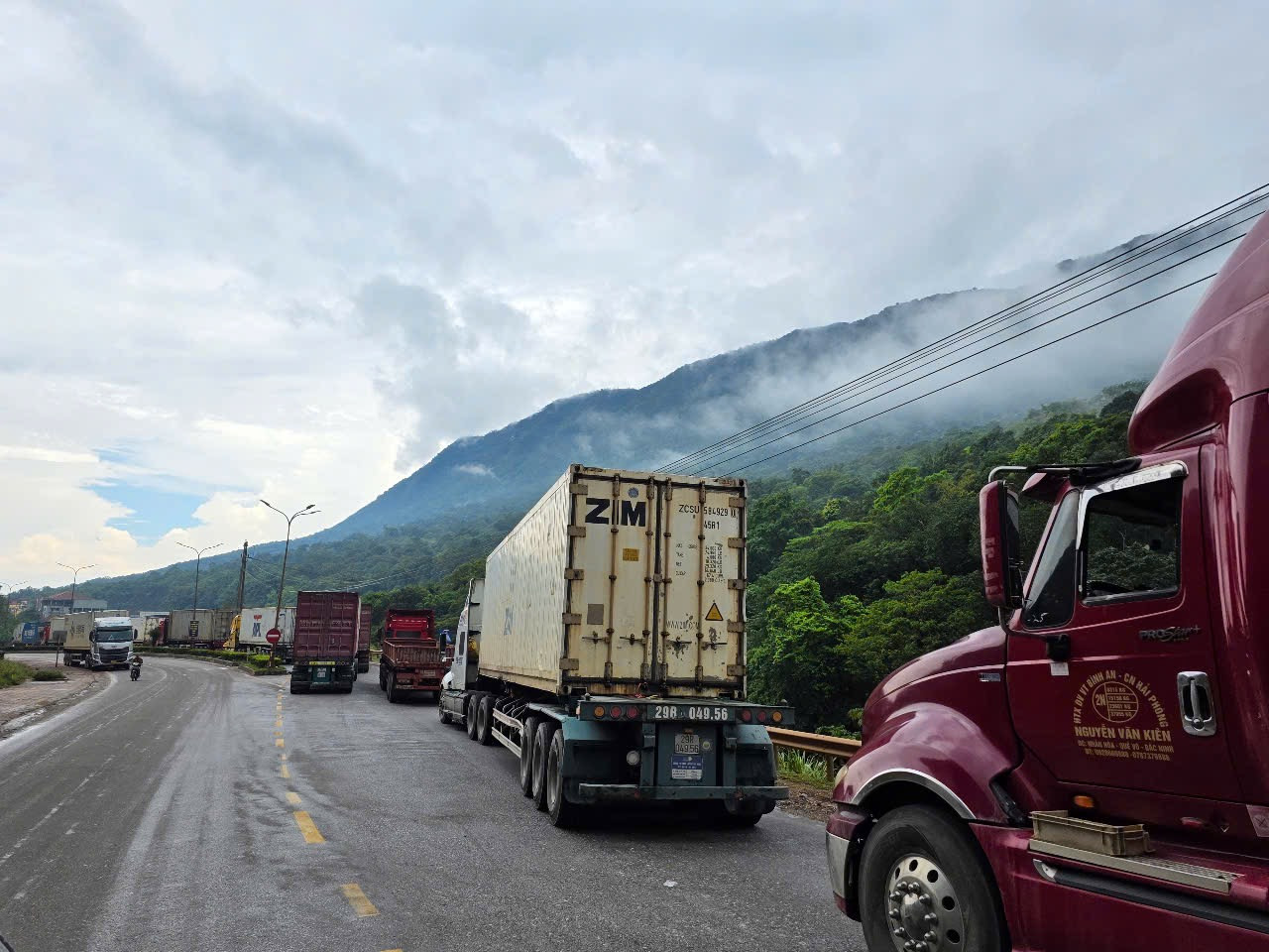 Nguyên nhân được cho là đường vào nội địa Lào xuống cấp, phải sửa chữa.