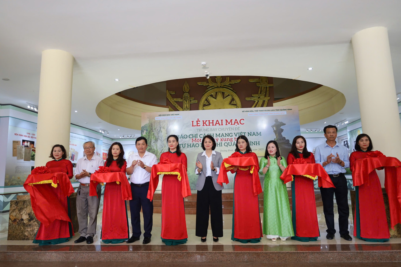 Nghi lễ cắt băng khai mạc.