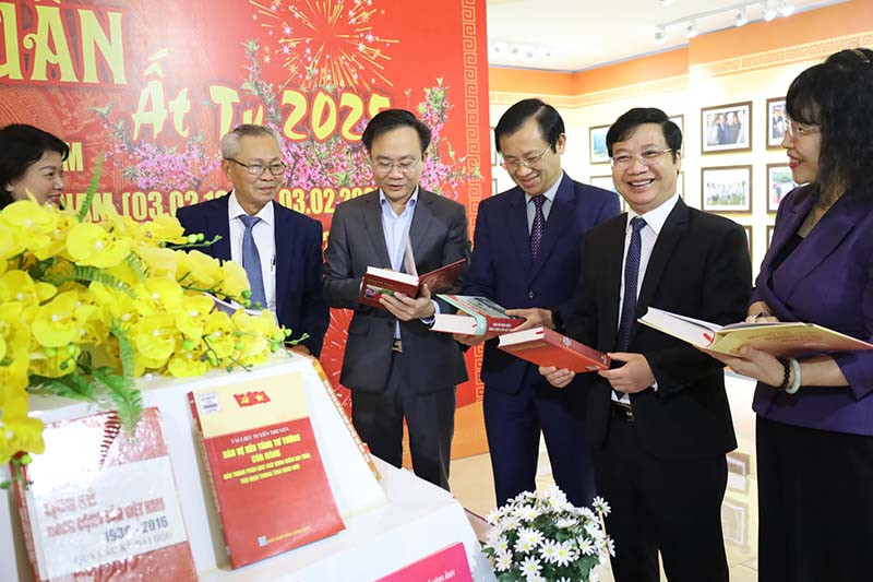 Lãnh đạo tỉnh và Hội Nhà báo tỉnh Quảng Bình tham quan Hội báo xuân năm 2025. Lãnh đạo tỉnh và Hội Nhà báo tỉnh Quảng Bình tham quan Hội báo xuân năm 2025.