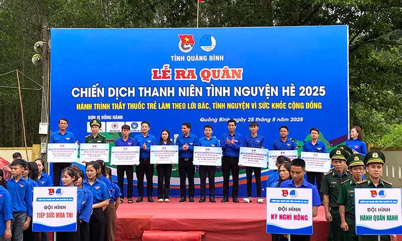 Ra mắt đội hình tình nguyện hè và khám sàng lọc, phát thuốc miễn phí cho người dân.