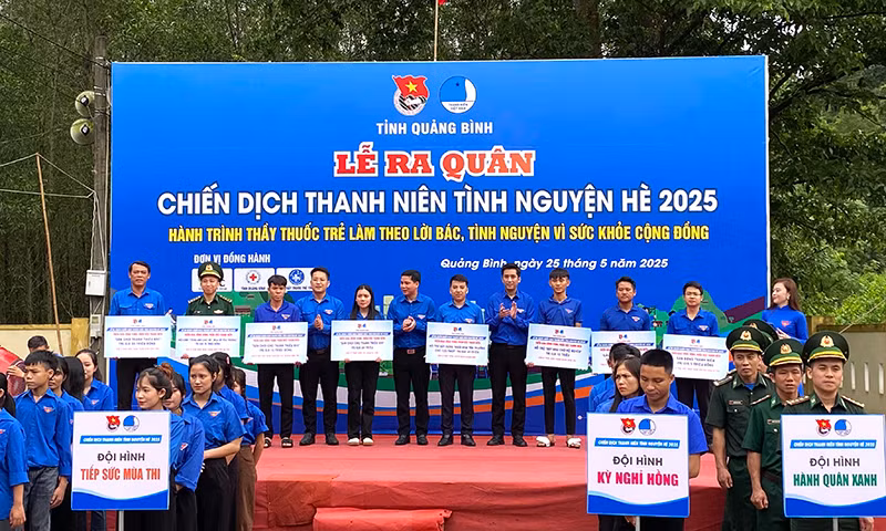 Ra mắt đội hình tình nguyện hè và khám sàng lọc, phát thuốc miễn phí cho người dân.